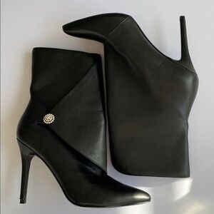 *Charles David Elegant Pistol Black Leather Bootie